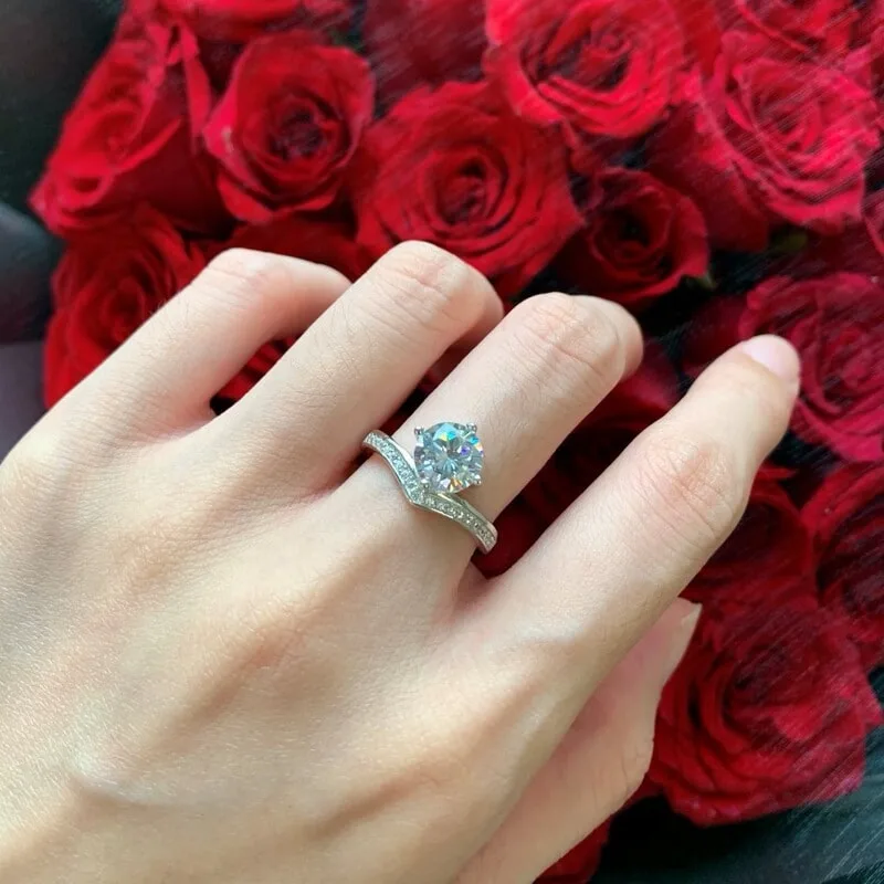 S925纯银锆石戒指女微镶指环六爪经典仿真钻戒子V形饰品